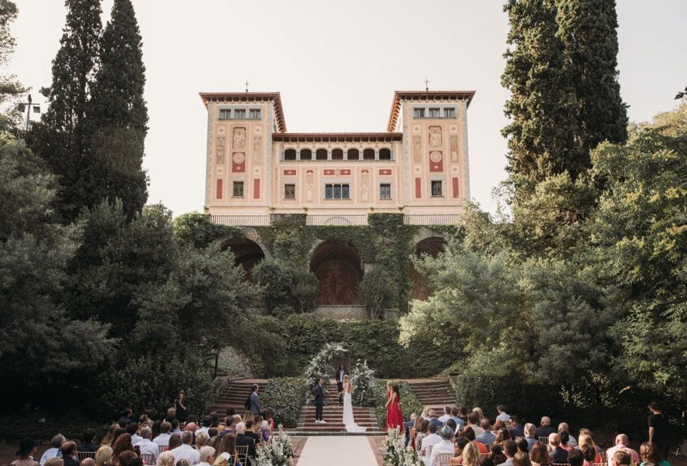 Wedding ceremony in the gardens of the Bell Reco, surrounded by trees 